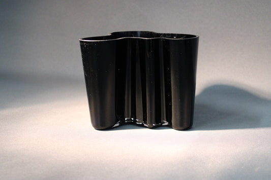 Musta Aalto-maljakko, aaltoileva muoto, suomalainen design