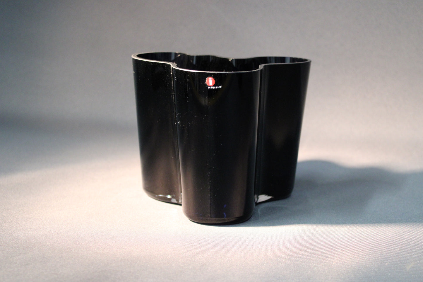 Aalto-maljakko mustasta lasista, Alvar Aalto, signeerattu