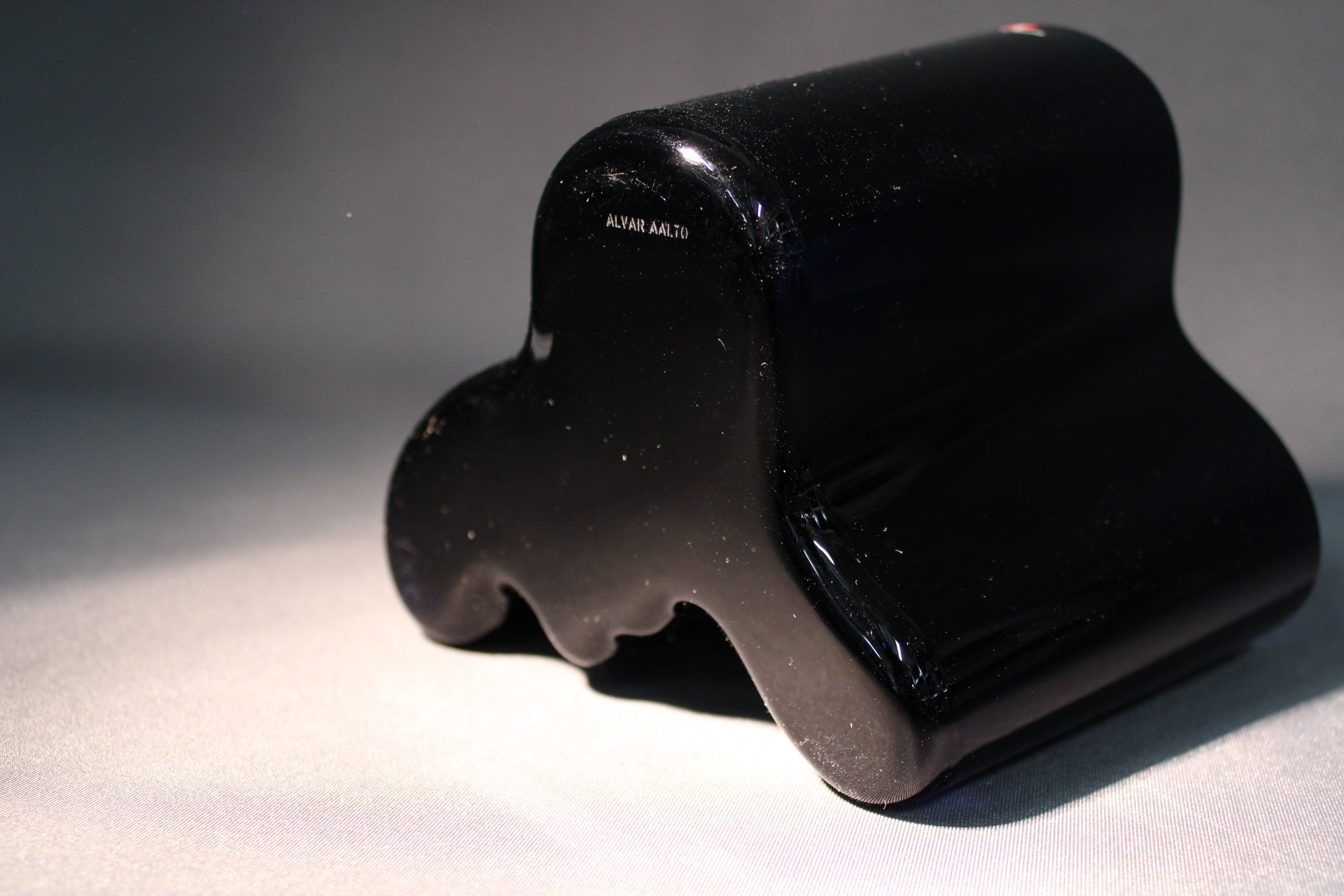 Aalto-maljakon signeeraus, musta lasi, Alvar Aalto