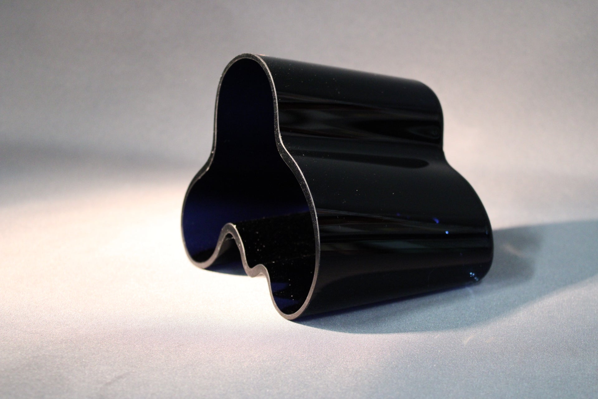 Signeerattu Aalto-maljakko sivuprofiilista