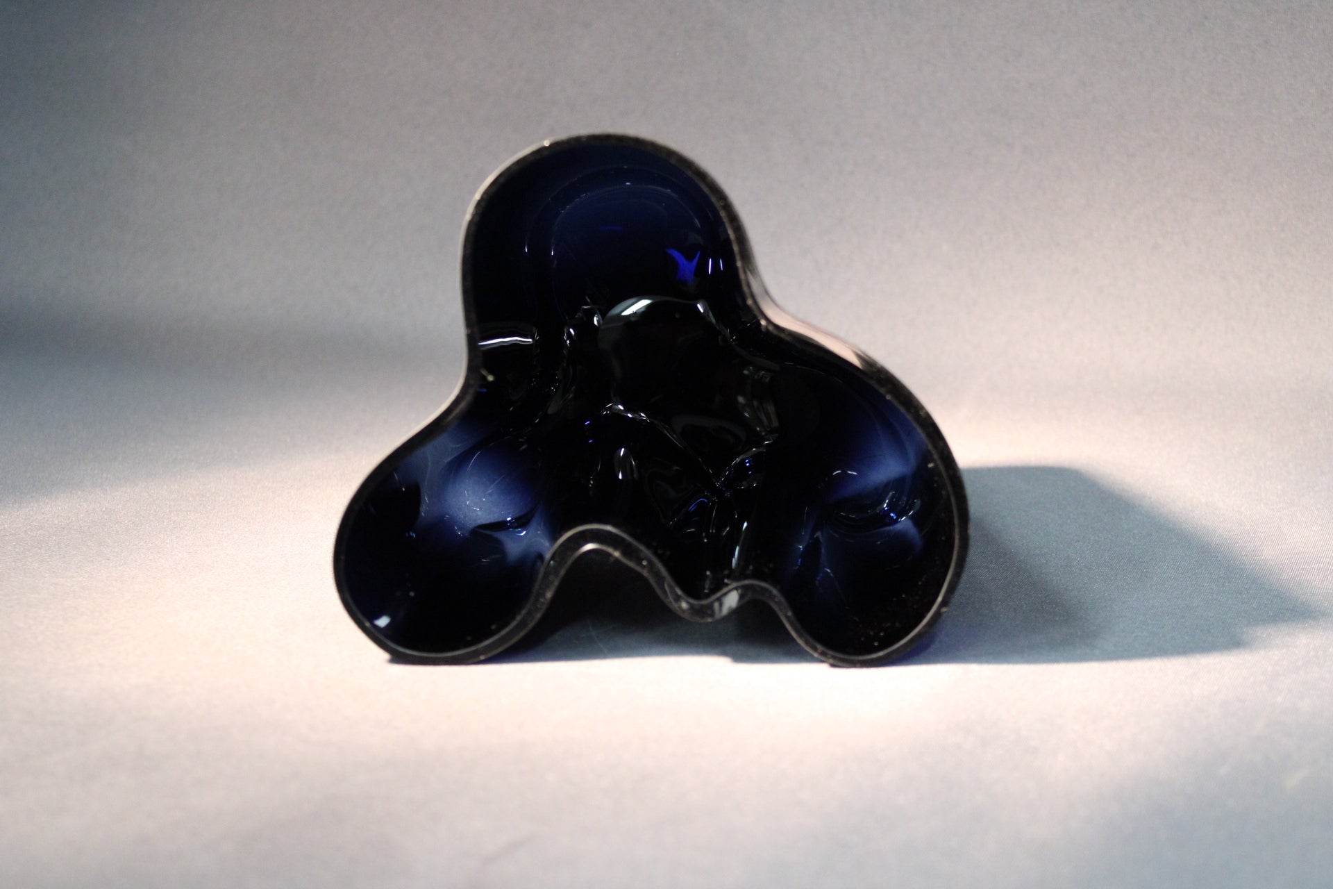 Aalto-maljakon aaltoileva suuaukko, musta lasi