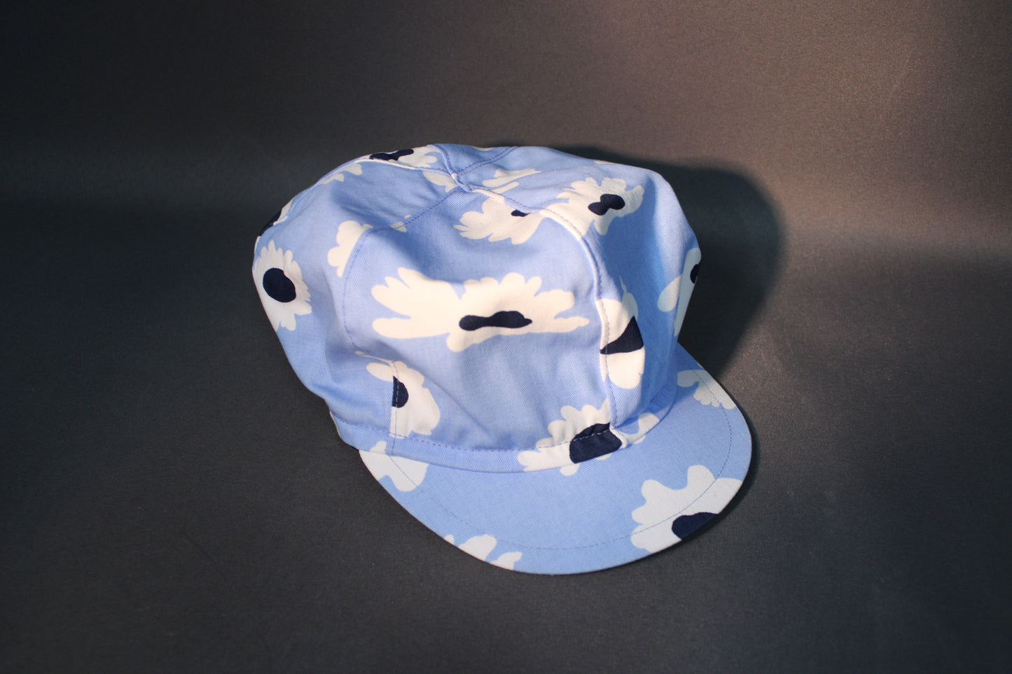 Fredrikson lippalakki – vaaleansininen kukkakuosi