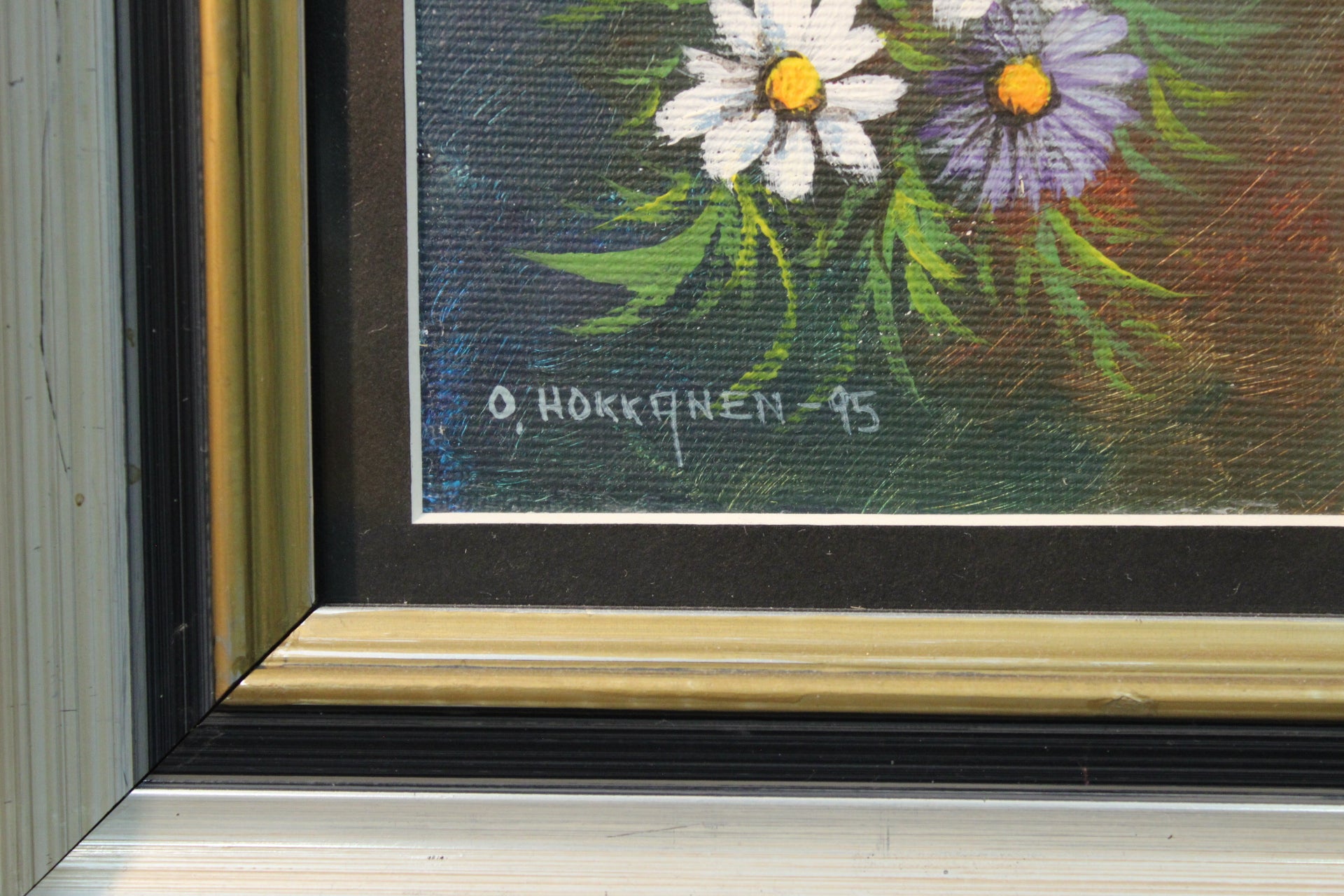 O. Hokkanen signeeraus 1995, yksityiskohta kukkamaalauksesta.