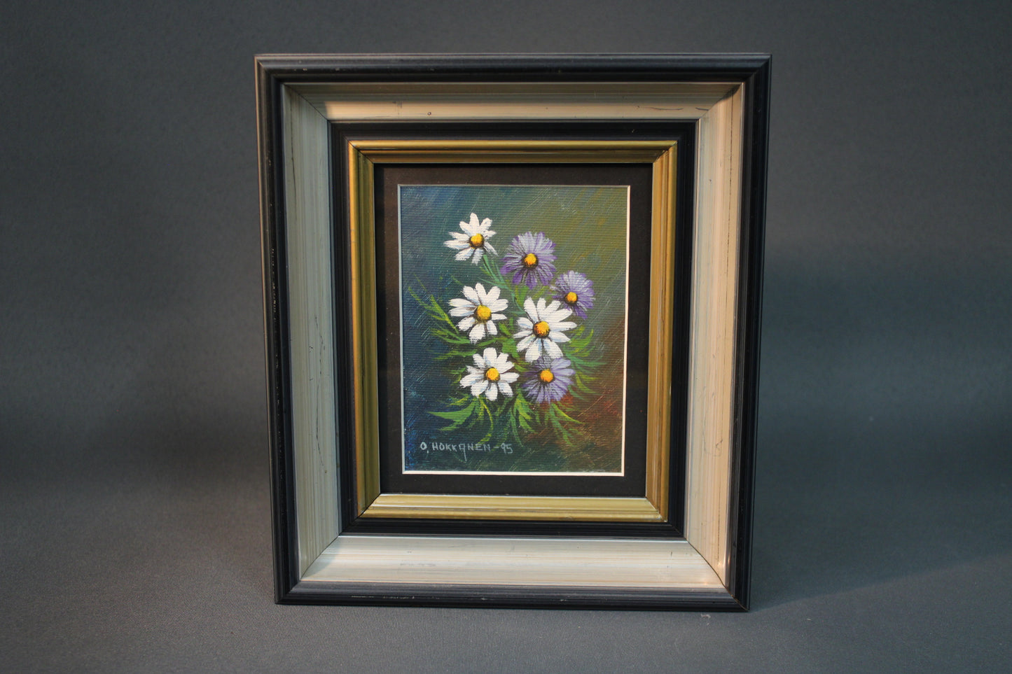 Öljyvärimaalaus kukkakimpusta, O. Hokkanen 1995, kehystetty vintage-taulu.