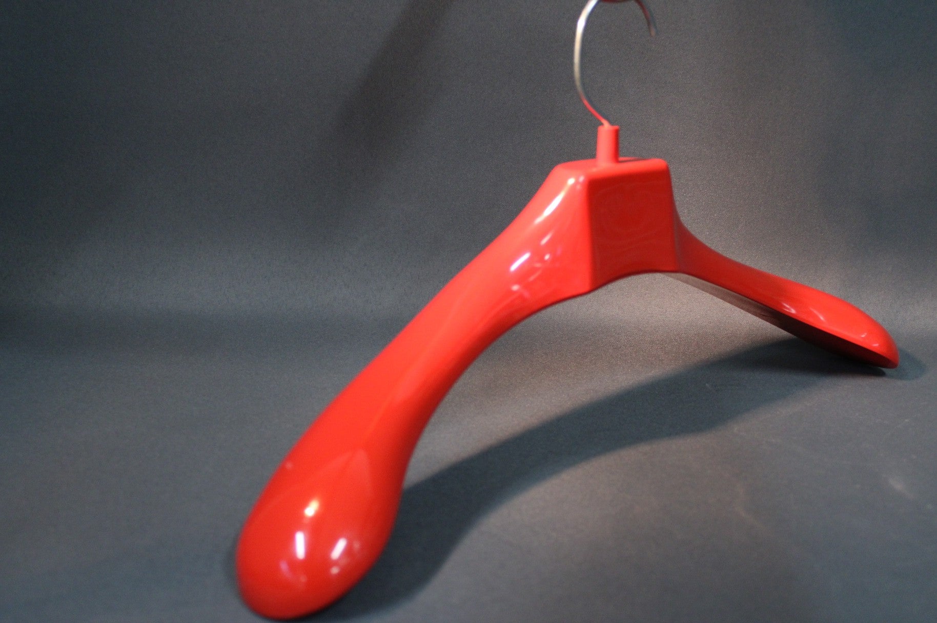 Sarvis muovinen henkari punainen suomalainen design