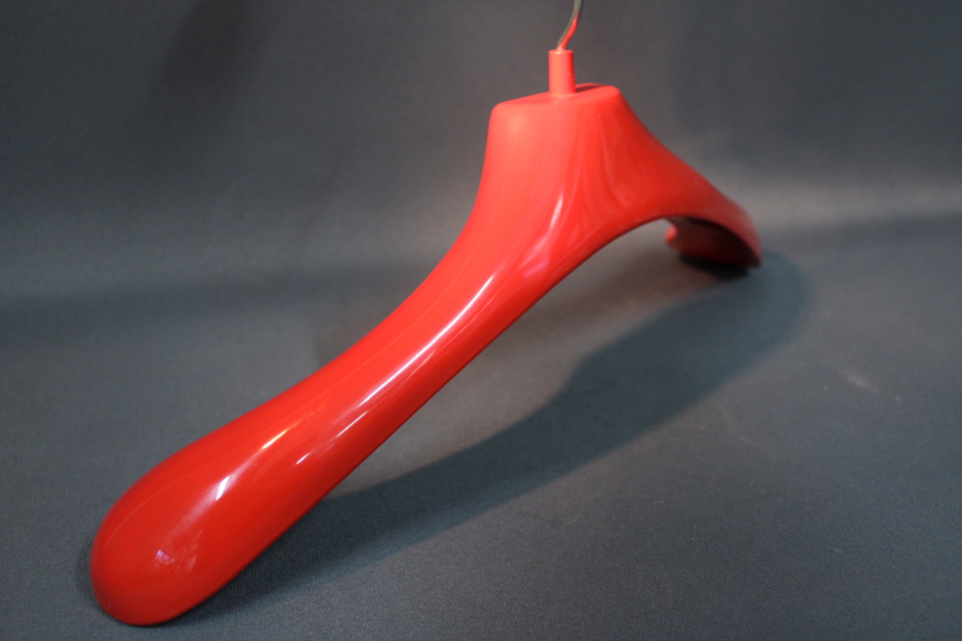 Sarvis punainen muovinen vaatehenkari sivusta kuvattuna