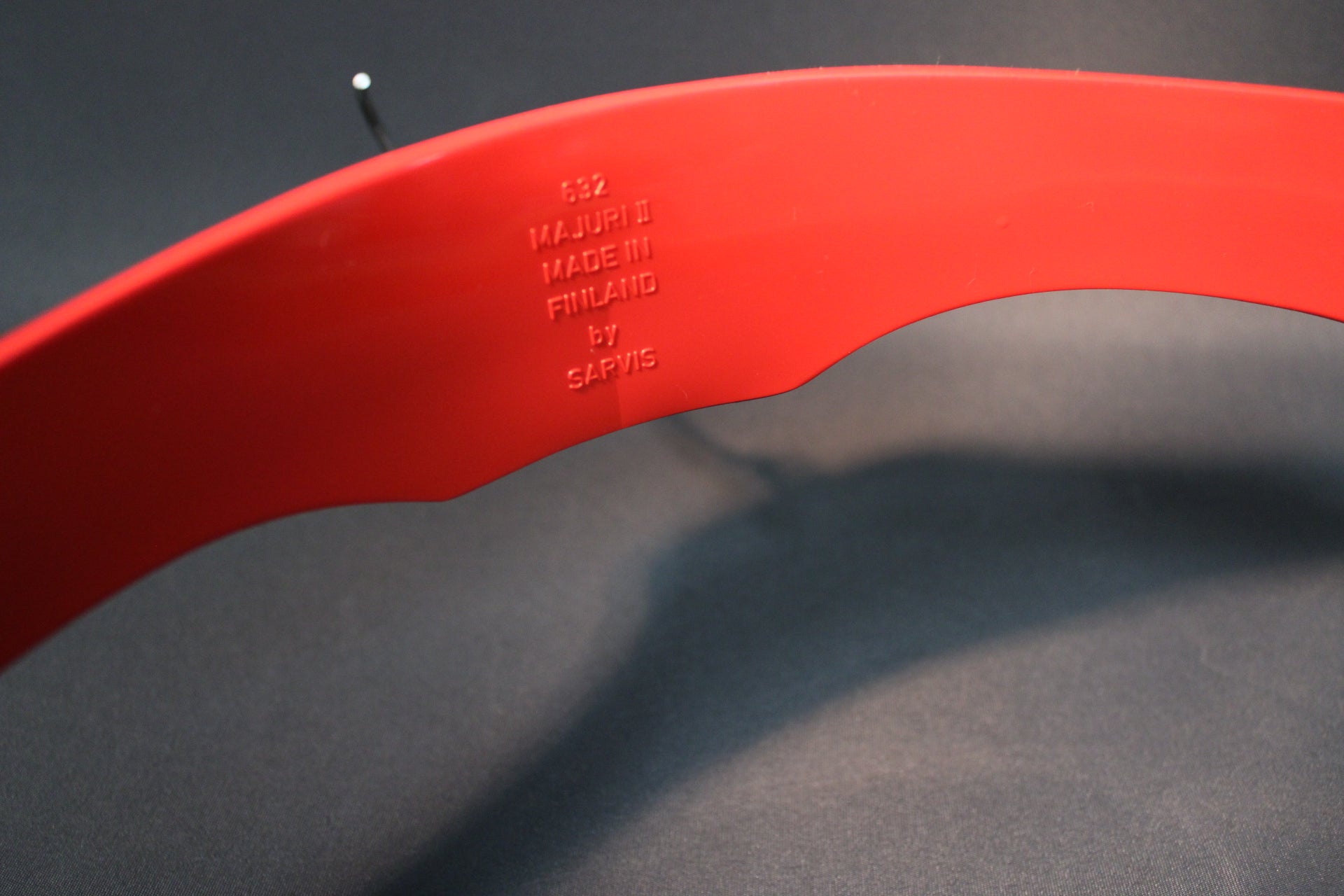 Sarvis Made in Finland muovinen henkari valmistajamerkintä