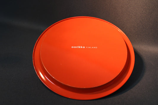 Aarikka Tuliainen metallilautanen, pohjassa Aarikka Finland -merkintä