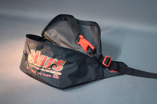 Adidas Mars vintage vyölaukku musta nailon, 1992 olympialaiset, sivusta kuvattuna