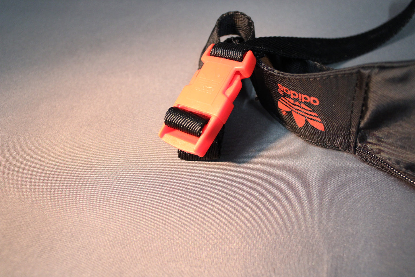 Adidas Mars vintage vyölaukku musta nailon, 1992 olympialaiset,muovisolki