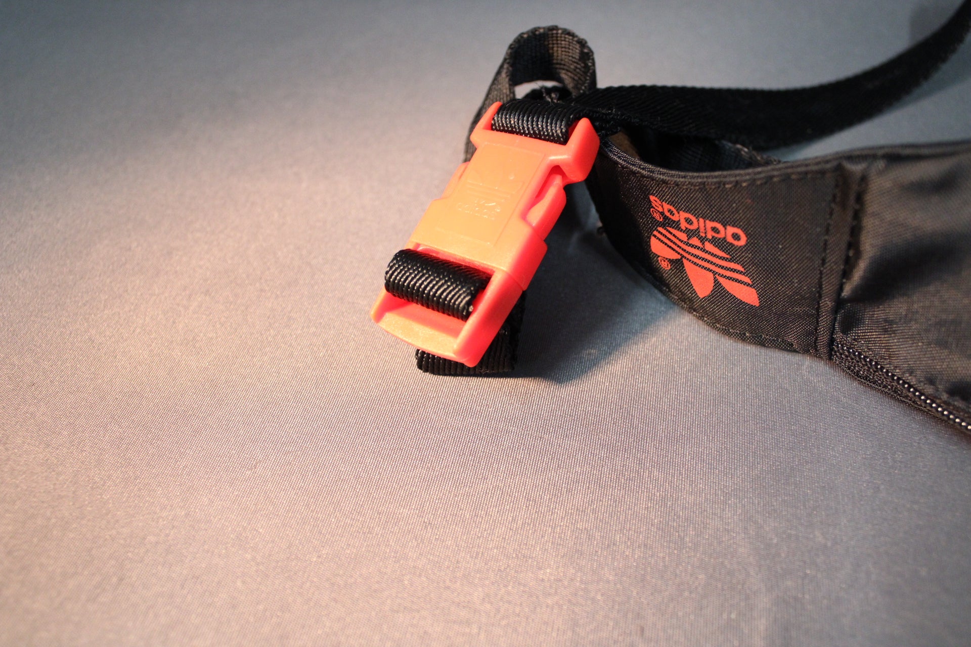 Adidas Mars vintage vyölaukku musta nailon, 1992 olympialaiset,muovisolki