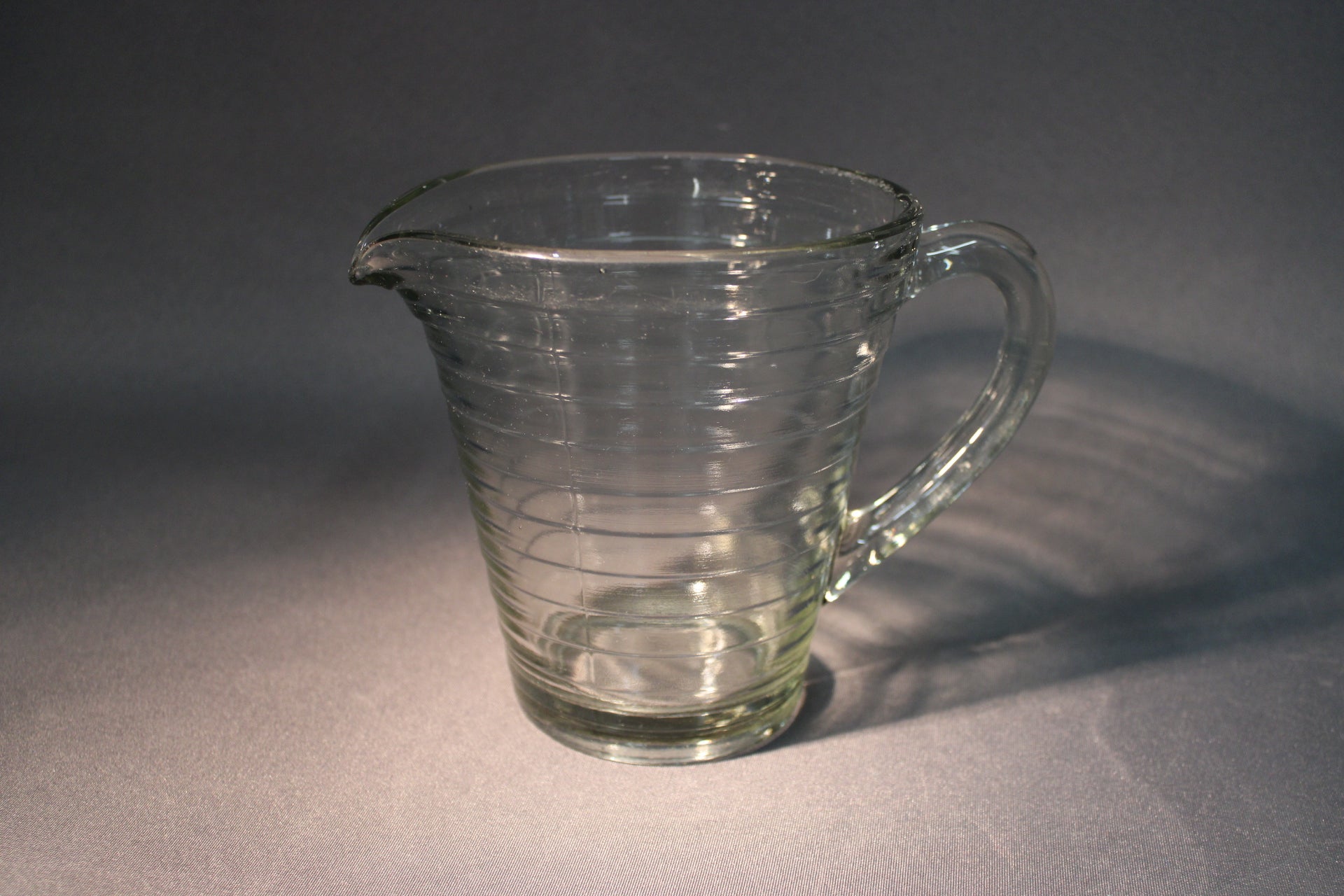 Aino Aalto kirkas lasikaadin sivusta kuvattuna