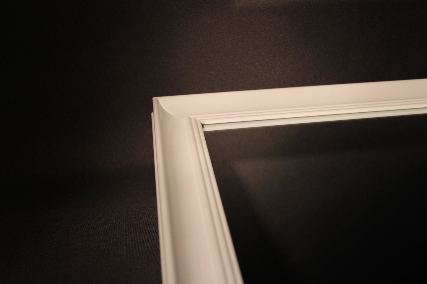 valkoinen alice peili kulmasta kuvattuna