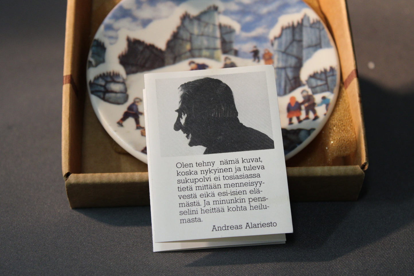 Andreas Alarieston esitevihkonen Arabia-lautasen mukana