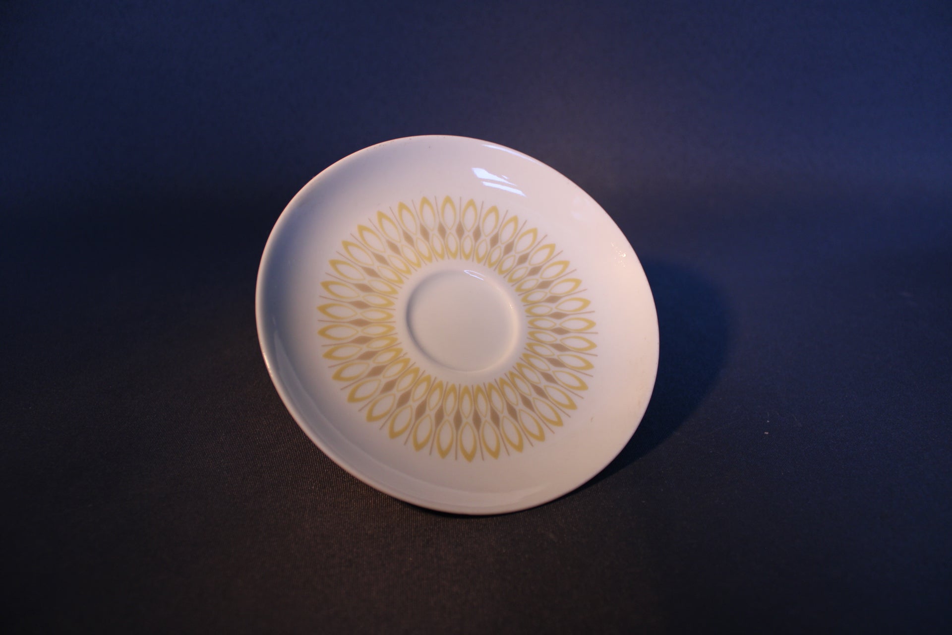 Arabia Anni kahvilautasen koristekuvio 1960-luku