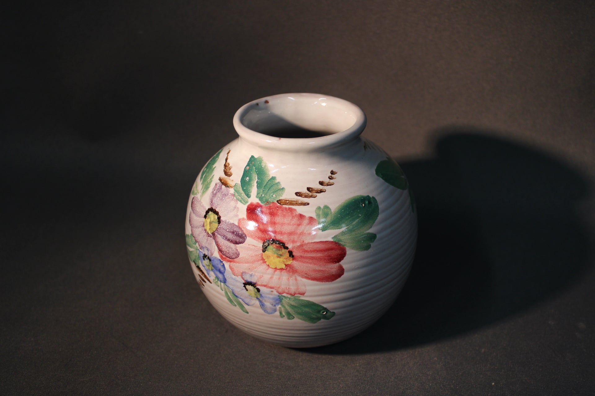 Arabia ARA keramiikkamaljakko sivulta kuvattuna