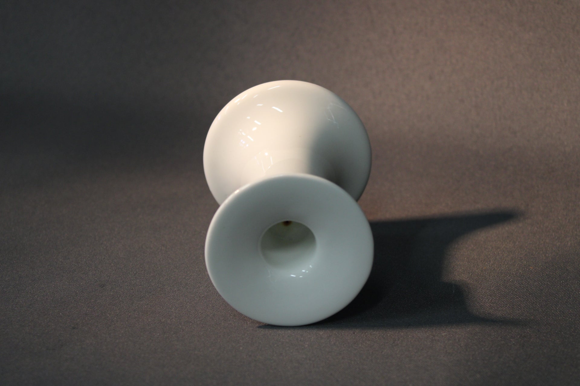 Arabia Arctica kynttilänjalka, valkoinen posliini, suunnittelija Inkeri Leivo