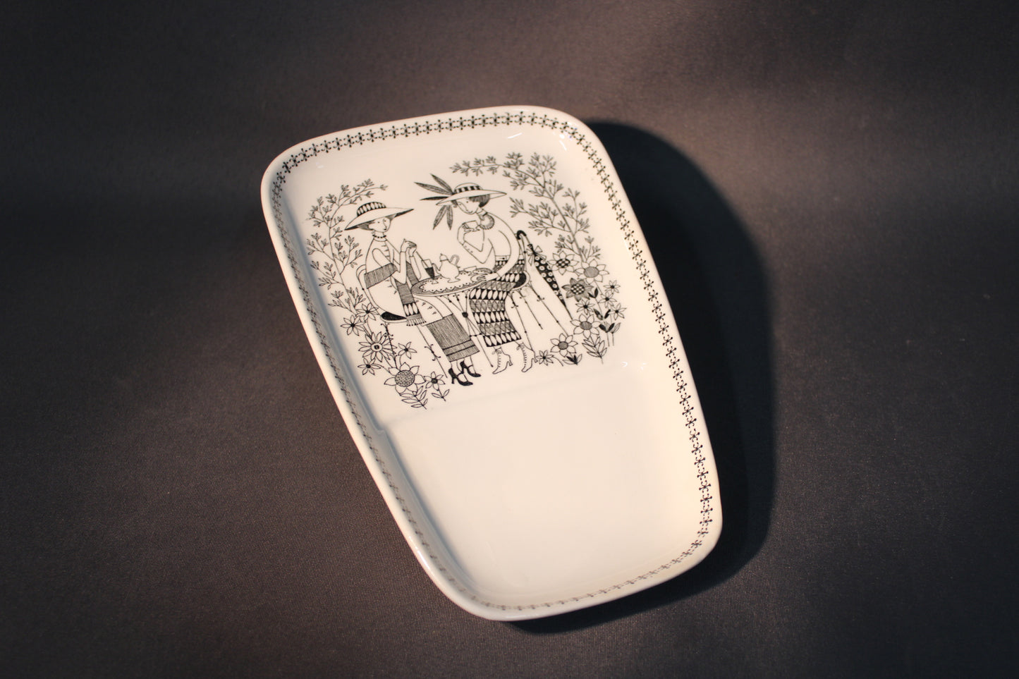 Arabia Emilia aamiaislautasen kuvituksen yksityiskohta, Raija Uosikkinen