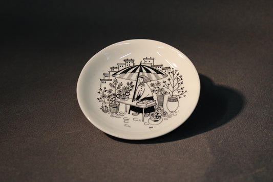 Arabia Emilia seinälautanen Torimyyjä, Raija Uosikkisen mustavalkoinen kuvitus