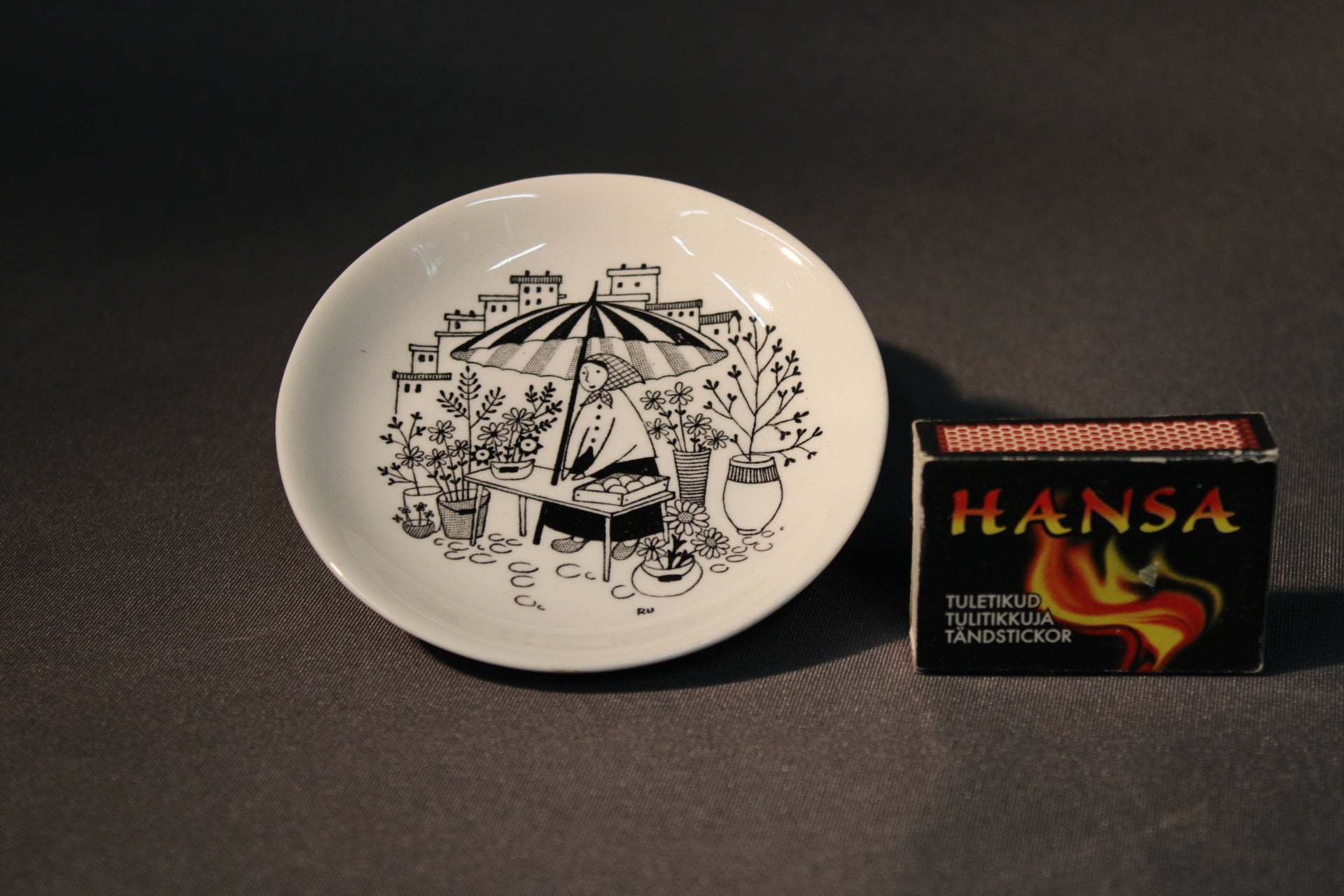 Arabia Emilia Torimyyjä seinälautanen, kokovertailu tulitikkurasiaan