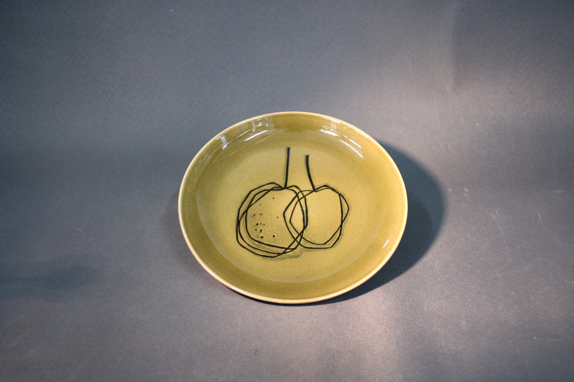 Arabia Graffito -sarjan ruskea lautanen, kirsikka-aiheinen käsinmaalattu koriste