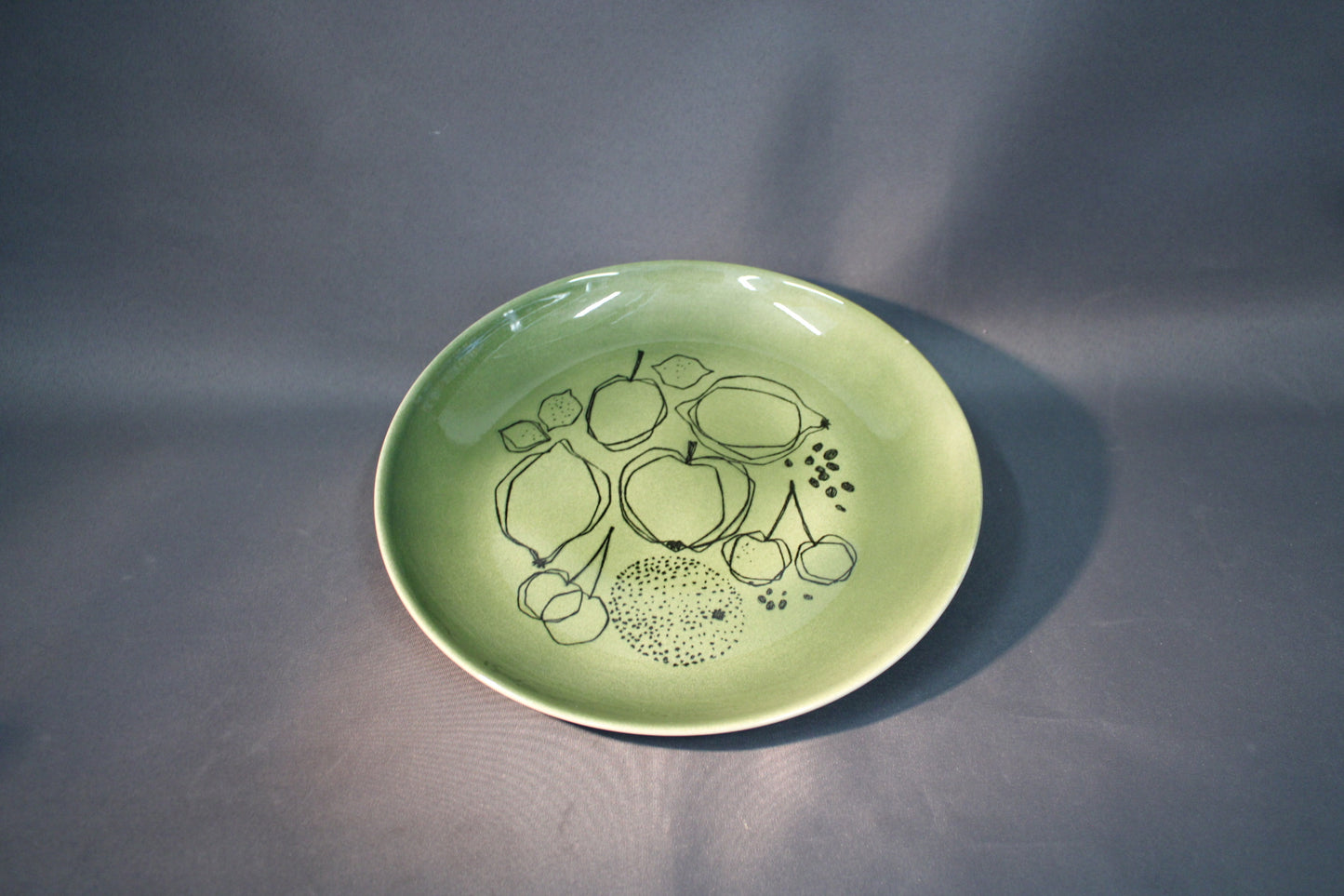 Arabia Graffito -sarjan vihreä 32 cm lautanen, hedelmäaiheinen serikuvakoriste