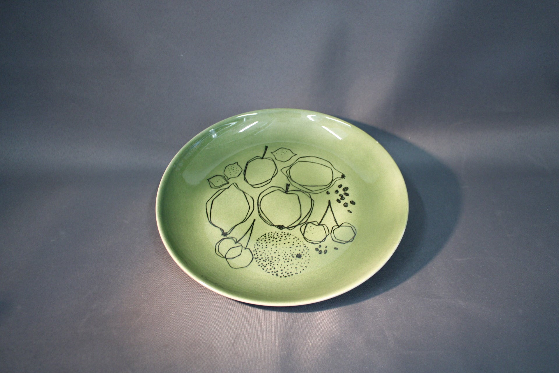 Arabia Graffito -sarjan vihreä 32 cm lautanen, hedelmäaiheinen serikuvakoriste