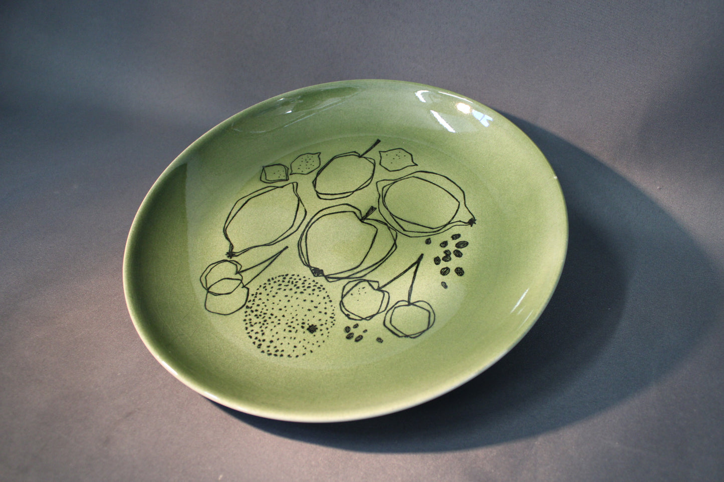 Suuri Arabia Graffito -lautanen ylhäältä kuvattuna, 1960-luvun design