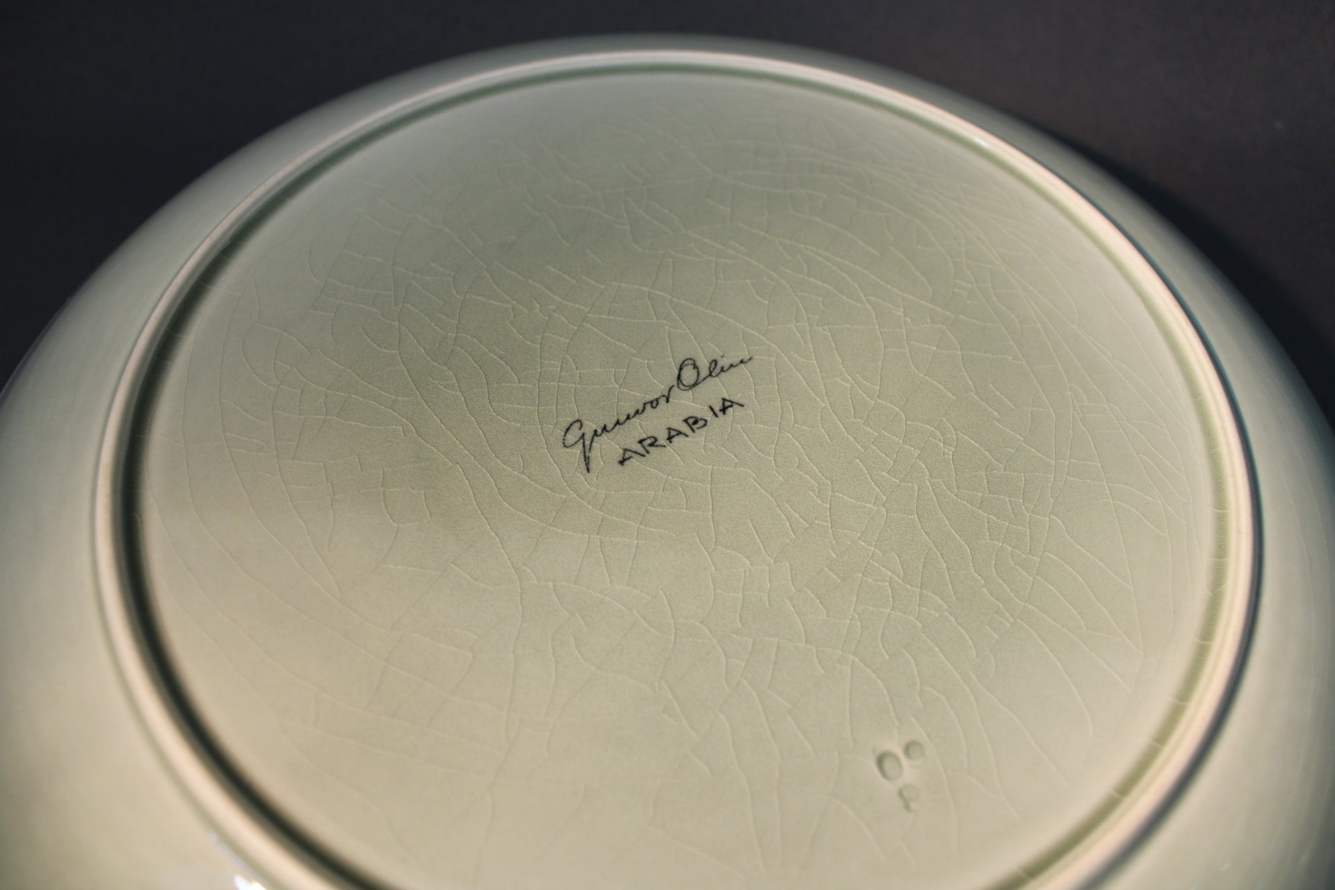 Arabia Graffito -lautasen pohjaleima ja Gunvor Olin-Grönqvistin signeeraus