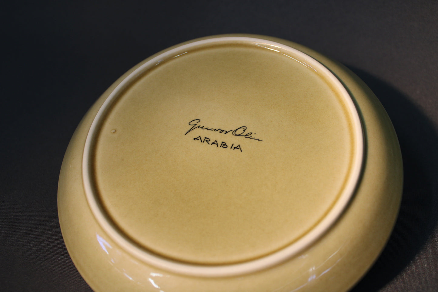 Arabia Graffito -lautasen pohja, Gunvor Olin-Grönqvistin signeeraus