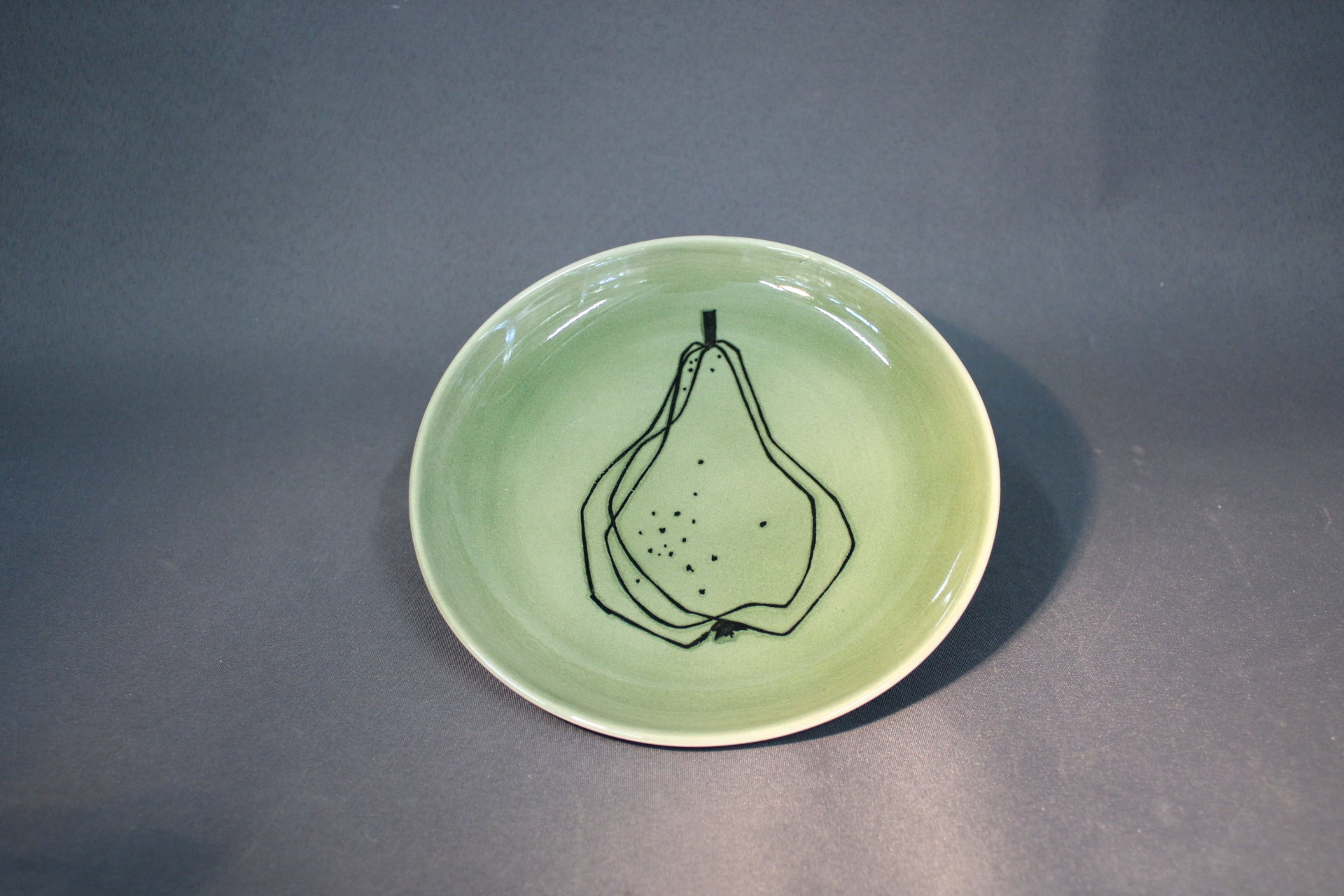 Arabia Graffito -sarjan vihreä lautanen, päärynäaiheinen koriste