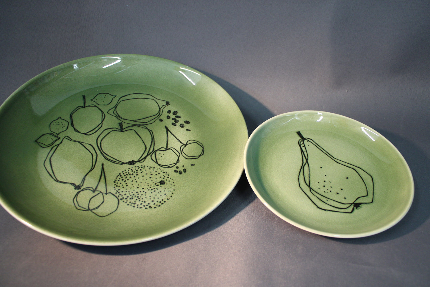 Päärynäaiheinen Arabia Graffito -lautanen ylhäältä kuvattuna