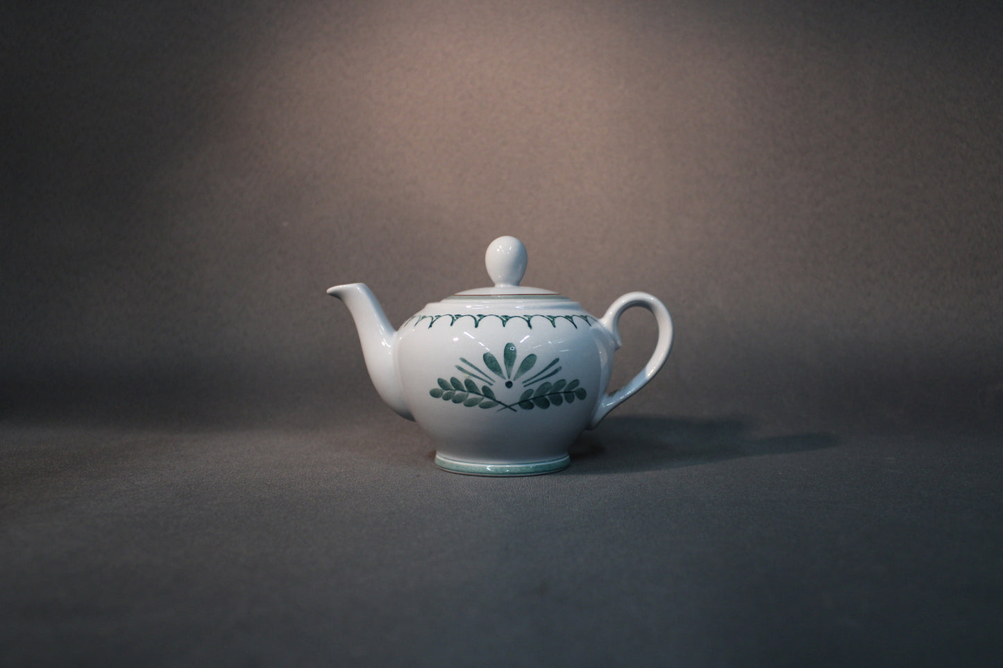 Arabia Green Thistle teekaadin edestä kuvattuna