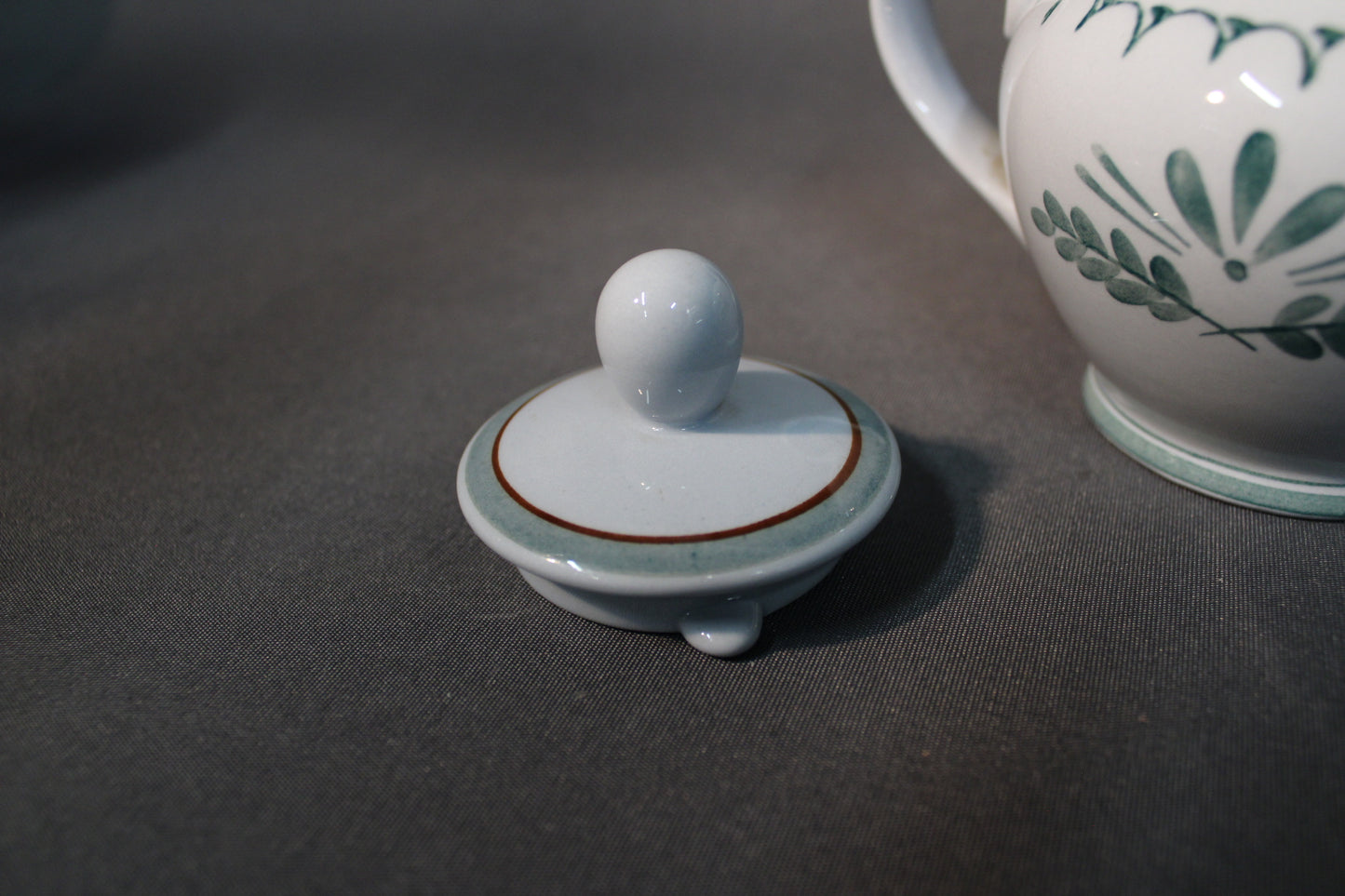 Arabia Green Thistle teekaadin kansi erillään