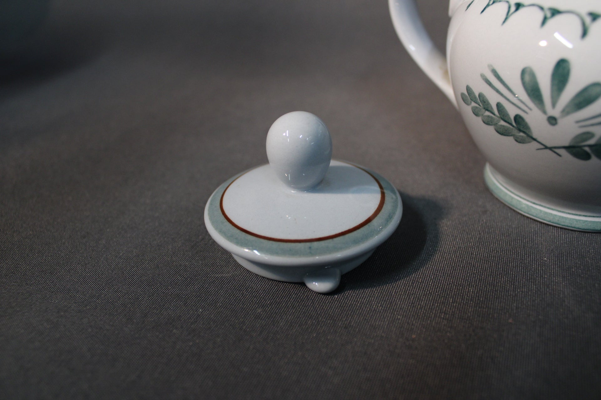 Arabia Green Thistle teekaadin kansi erillään