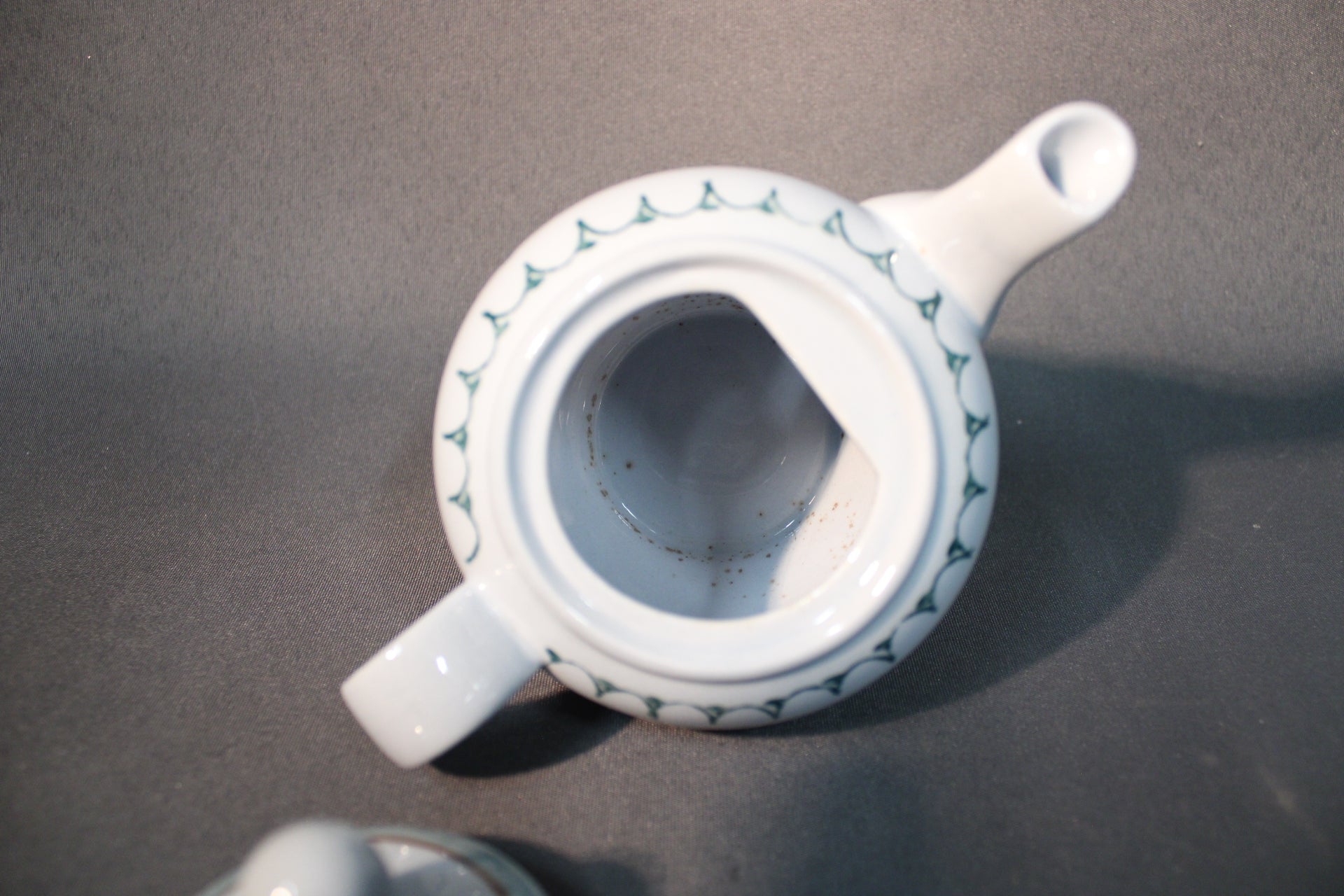 Arabia Green Thistle teekaadin sisäpuoli