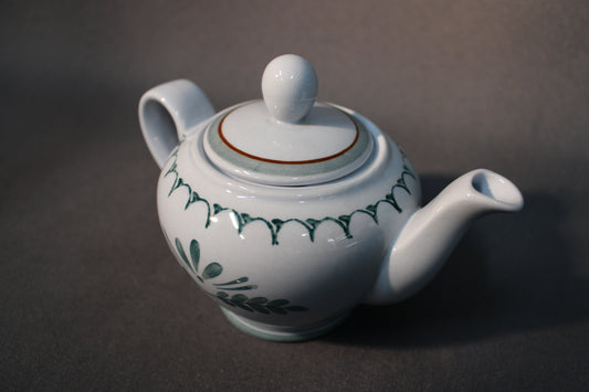 Arabia Green Thistle teekaadin ylhäältä, kansi paikallaan