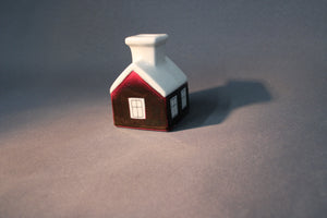 Arabia Heljä Liukko-Sundström kynttilätalo edestä kuvattuna