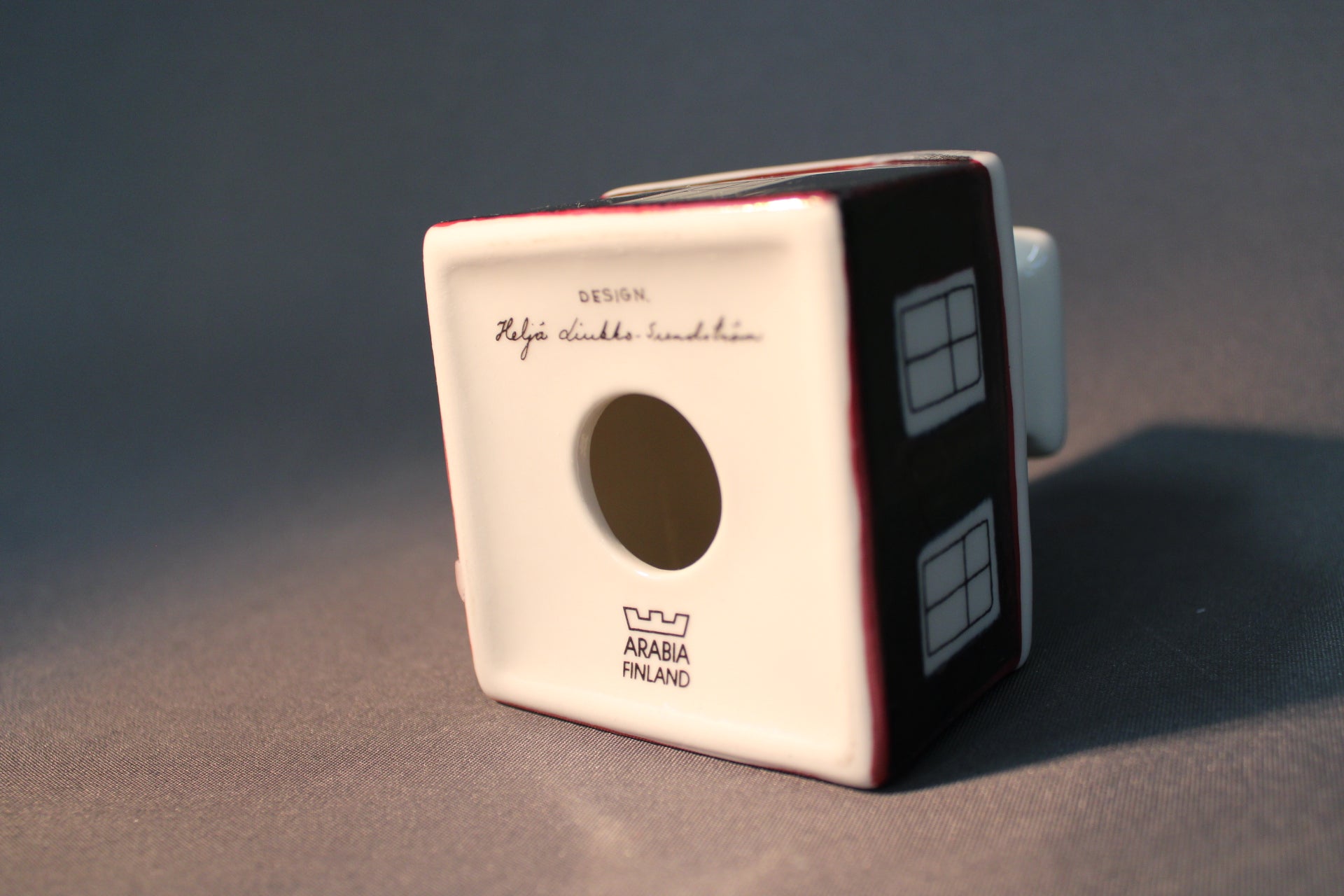 Arabian kynttilätalon pohjaleima ja Heljä Liukko-Sundströmin signeeraus