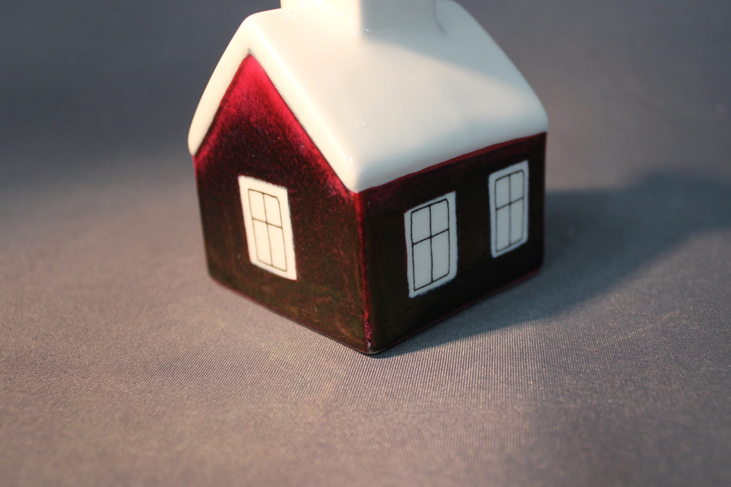 Yksityiskohta Arabian Heljä Liukko-Sundström kynttilätalon lasitteesta