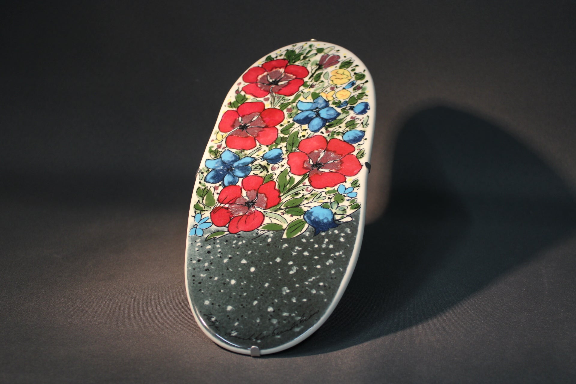 Arabian Iloksi ihmisille -seinälaatta, Heljä Liukko-Sundström, kukkakoristeinen kovafajanssilaatta