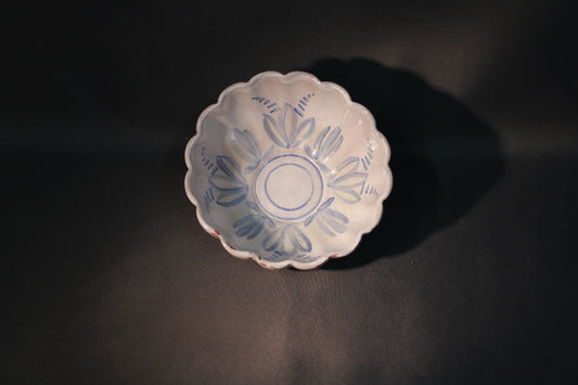 Arabia KE-C|ARA kukkakuvioinen punafajanssikulho ylhäältä kuvattuna