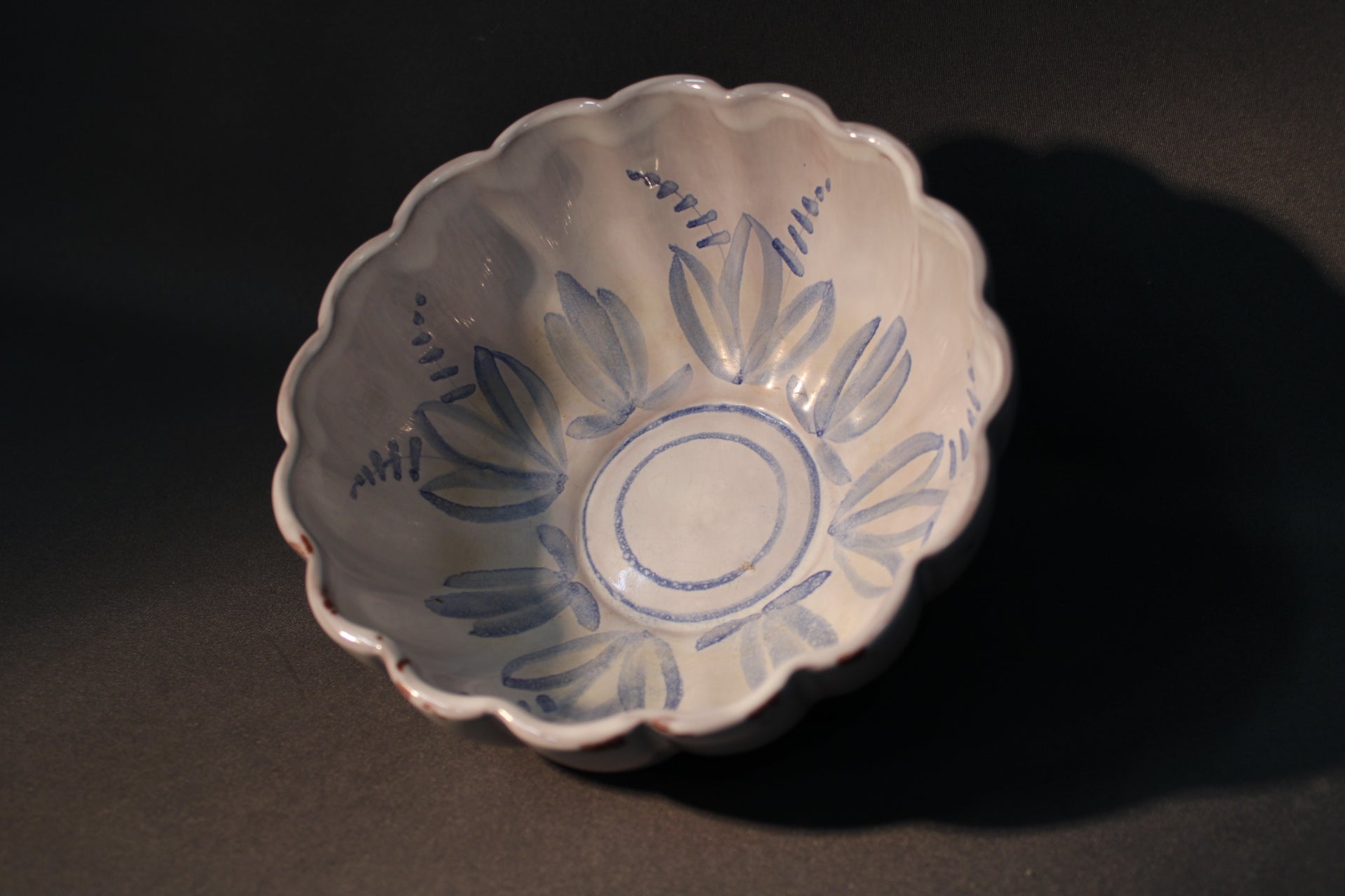 Arabia KE-C|ARA kulhon sisäosa, sininen kukkakoristelu ja pinttymää