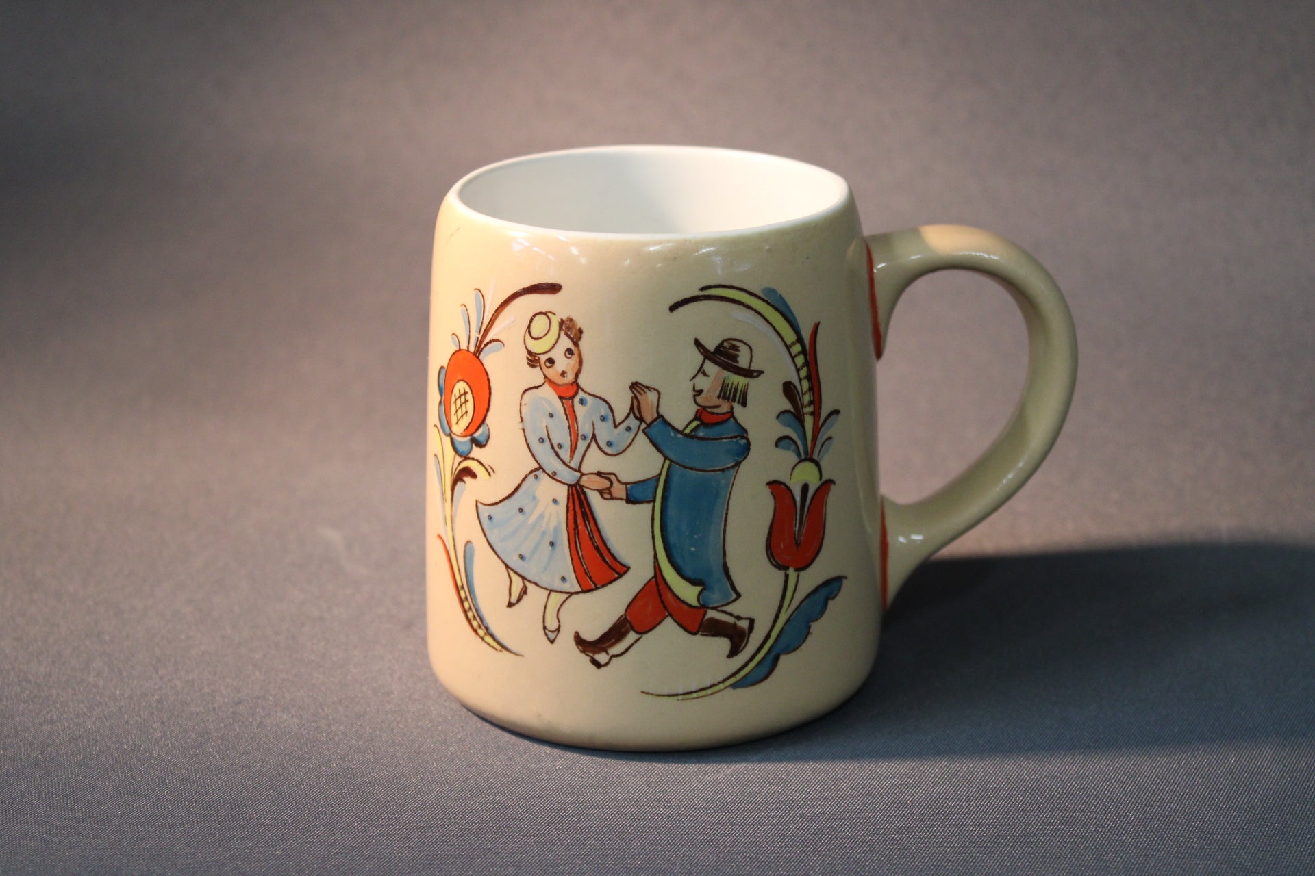 Arabia Kesti olutmuki 0,4 l, kansantanssiaiheinen koriste, Svea Granlund