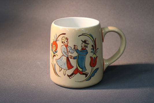 Arabia Kesti olutmuki 0,4 l, kansantanssiaiheinen koriste, Svea Granlund