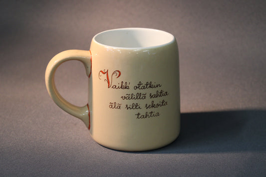 Arabia Kesti olutmuki, teksti “Vaikk' otatkin välillä sahtia, älä silti sekoita tahtia”