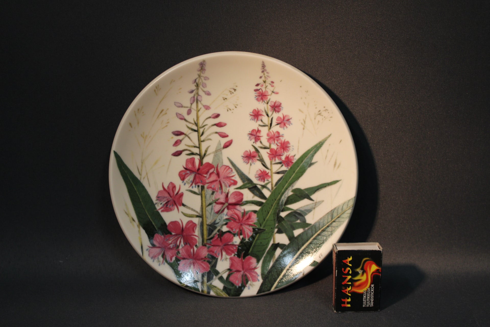 Arabian Maitohorsma seinälautanen, halkaisija noin 19,5 cm, tulitikkurasia mittakaavana