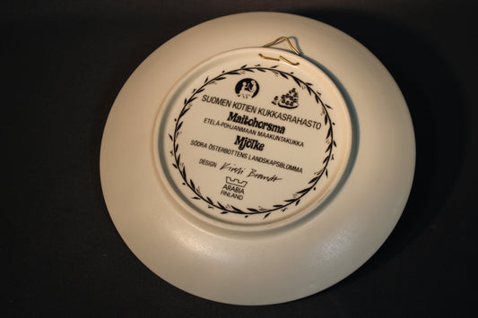 Arabian Maakuntakukka seinälautasen takaleima, Maitohorsma, Kirsti Brandt