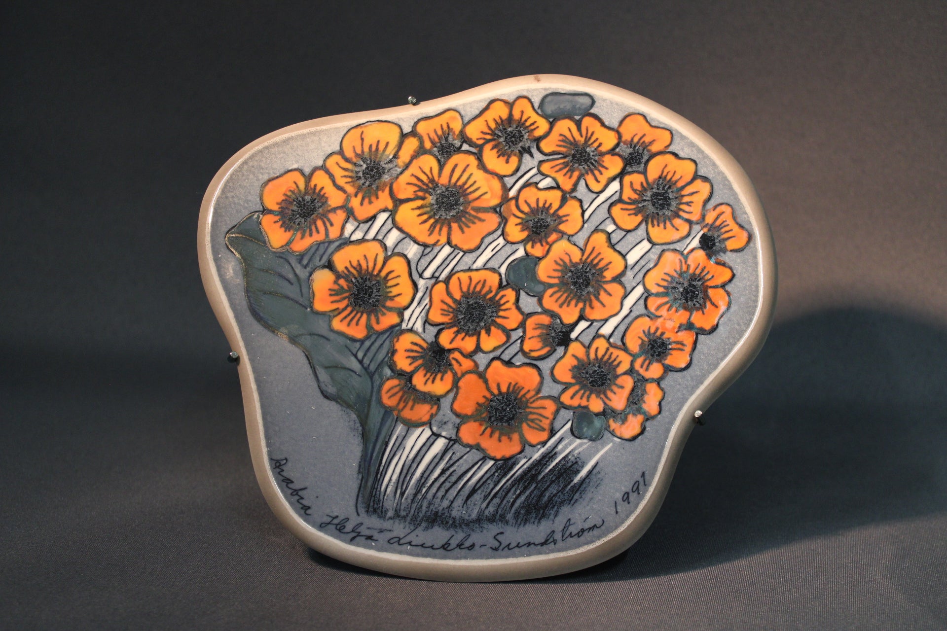 Arabia seinälaatta Mustat silmät, Heljä Liukko-Sundström