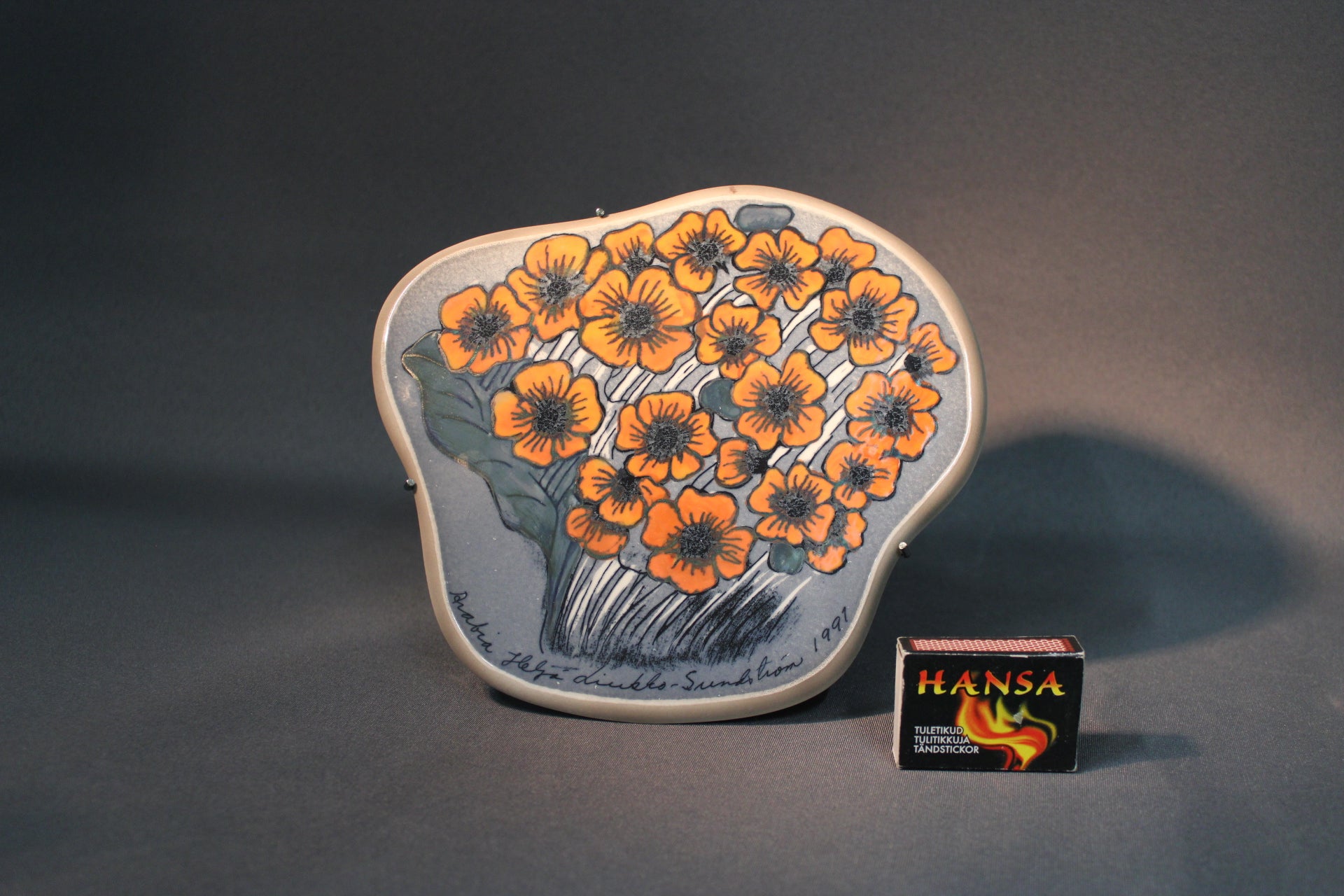 arabia-mustat-silmat-seinalaatta-helja-liukko-sundstrom-2.